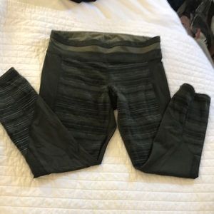Lululemon cyber stripe gator green size 8 pre-owned good used condition